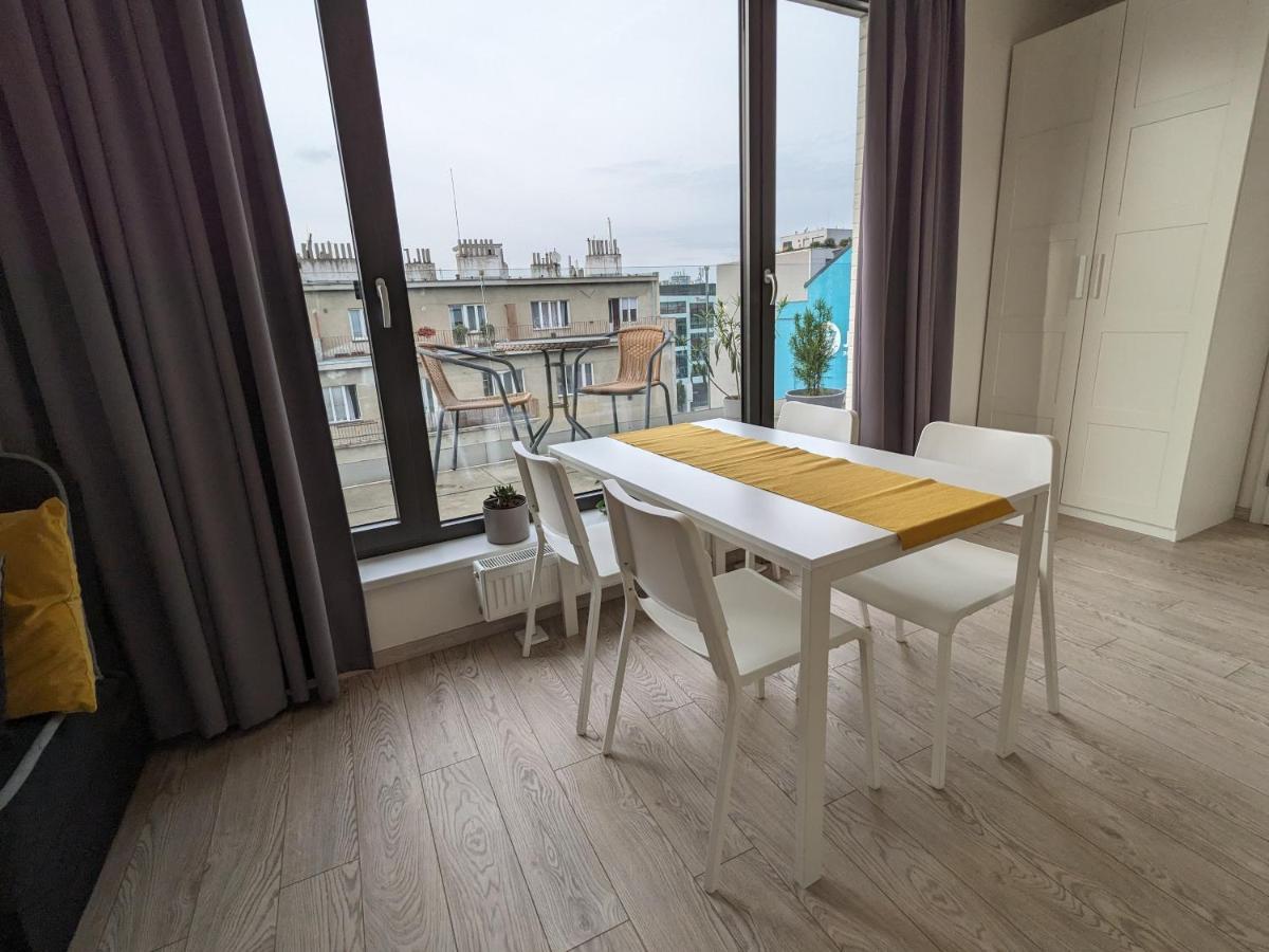 Apartamento Cozy With Big Terrace In - Karlin